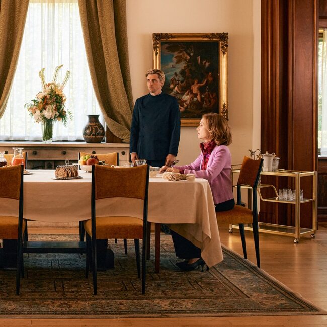 Die reichste Frau der Welt am Tisch