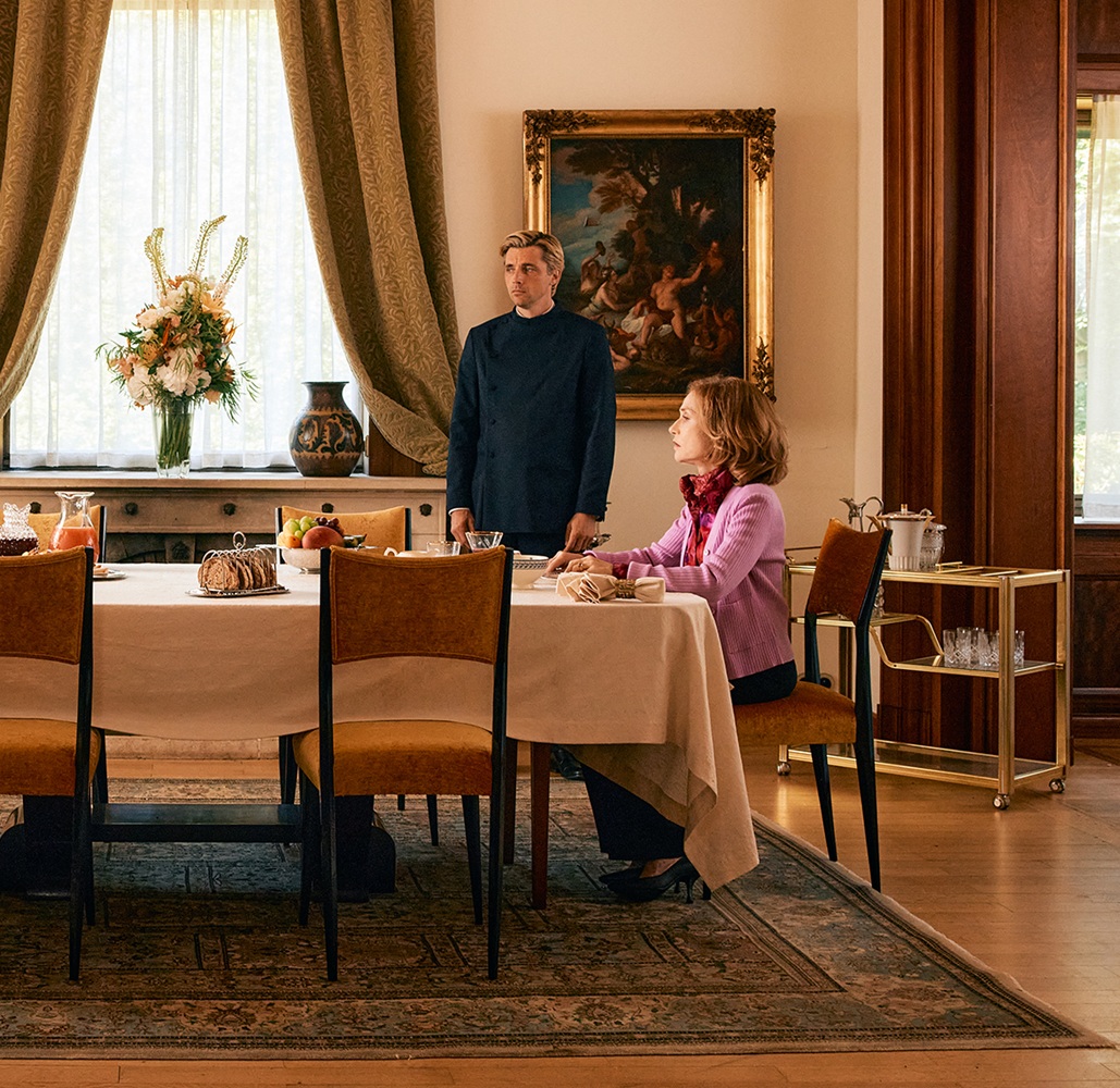 Die reichste Frau der Welt am Tisch